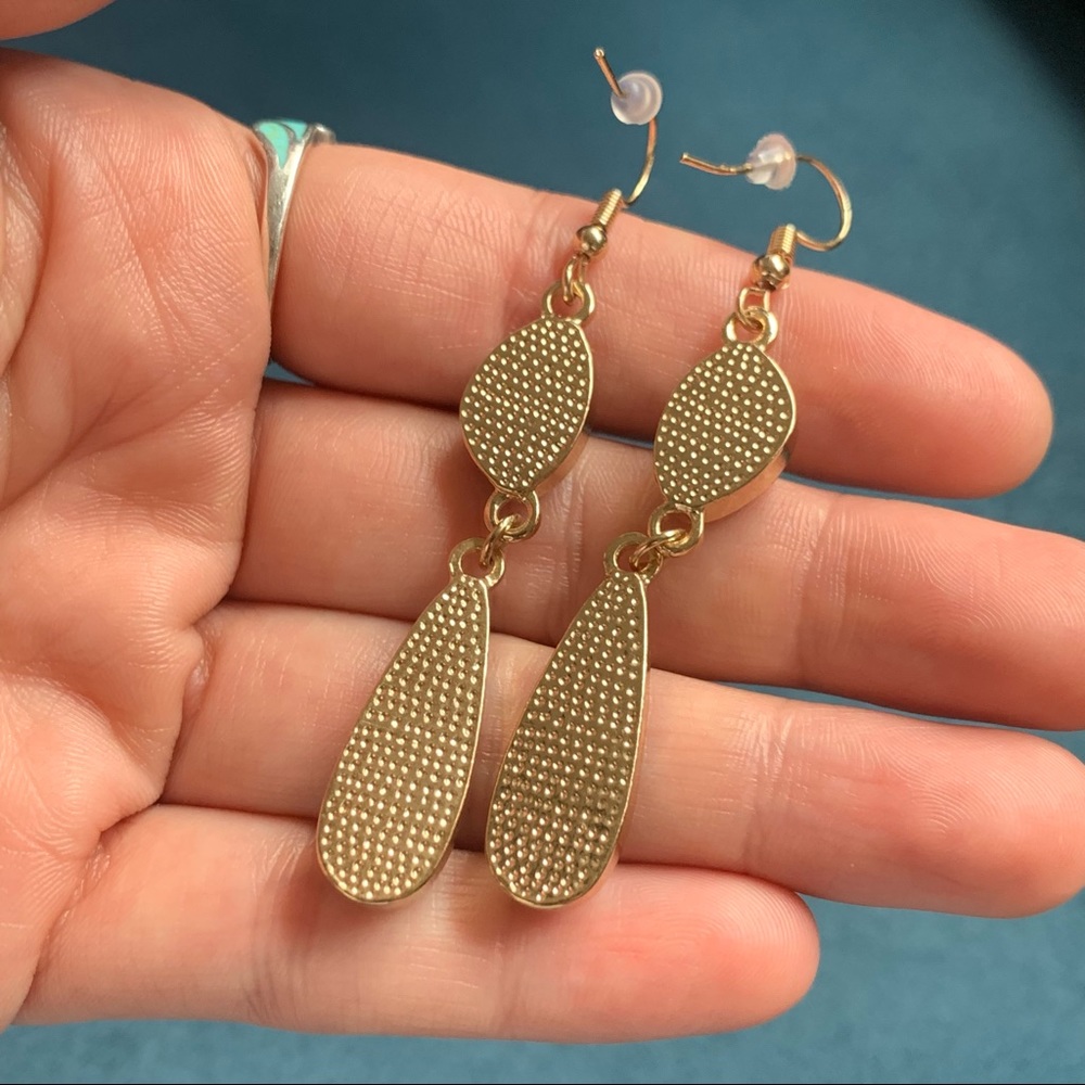 • NEW! Champagne Druzy Earrings • - Picture 9 of 9